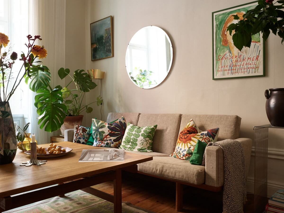 A Charming Vintage Apartment in Stockholm 2 living-room-beige-walls-vintage-style-nordroom