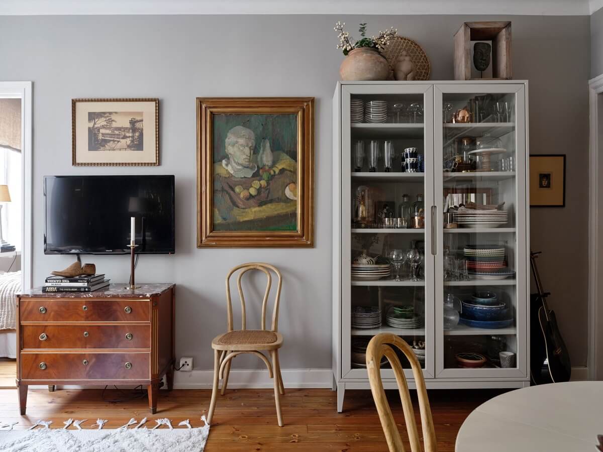 A Small Nordic Home with Dark Blue Accent Walls 5 living-room-light-gray-walls-wooden-floor-antique-art-nordroom