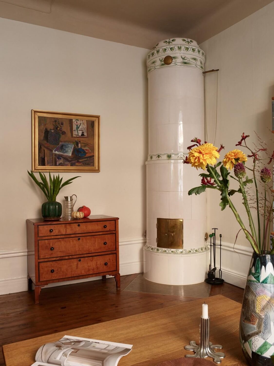 A Charming Vintage Apartment in Stockholm 6 living-room-tiled-fireplace-beige-ceiling-nordroom