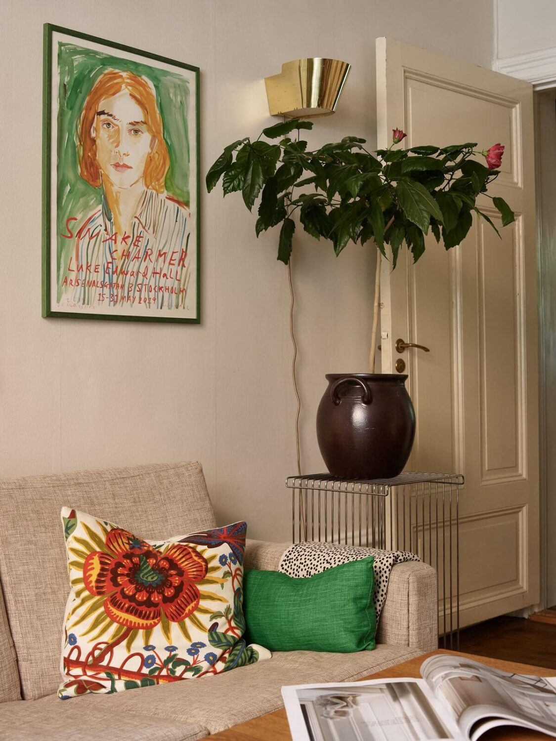 A Charming Vintage Apartment in Stockholm 4 living-room-vintage-stockholm-apartment-nordroom