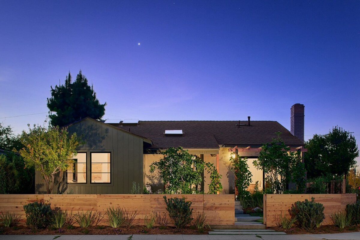 A Stylish Los Angeles Bungalow Renovated by a Designer 27 los-angeles-bungalow-at-night-entrance-nordroom