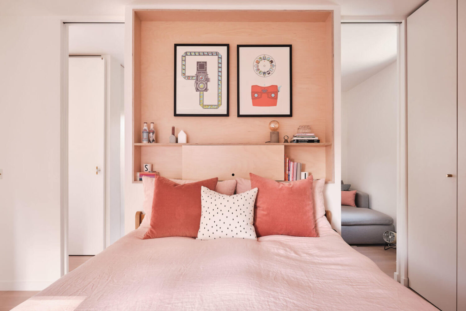 A Modern Award Winning House in London 15 modern-bedroom-salmon-pink-accent-color-nordroom