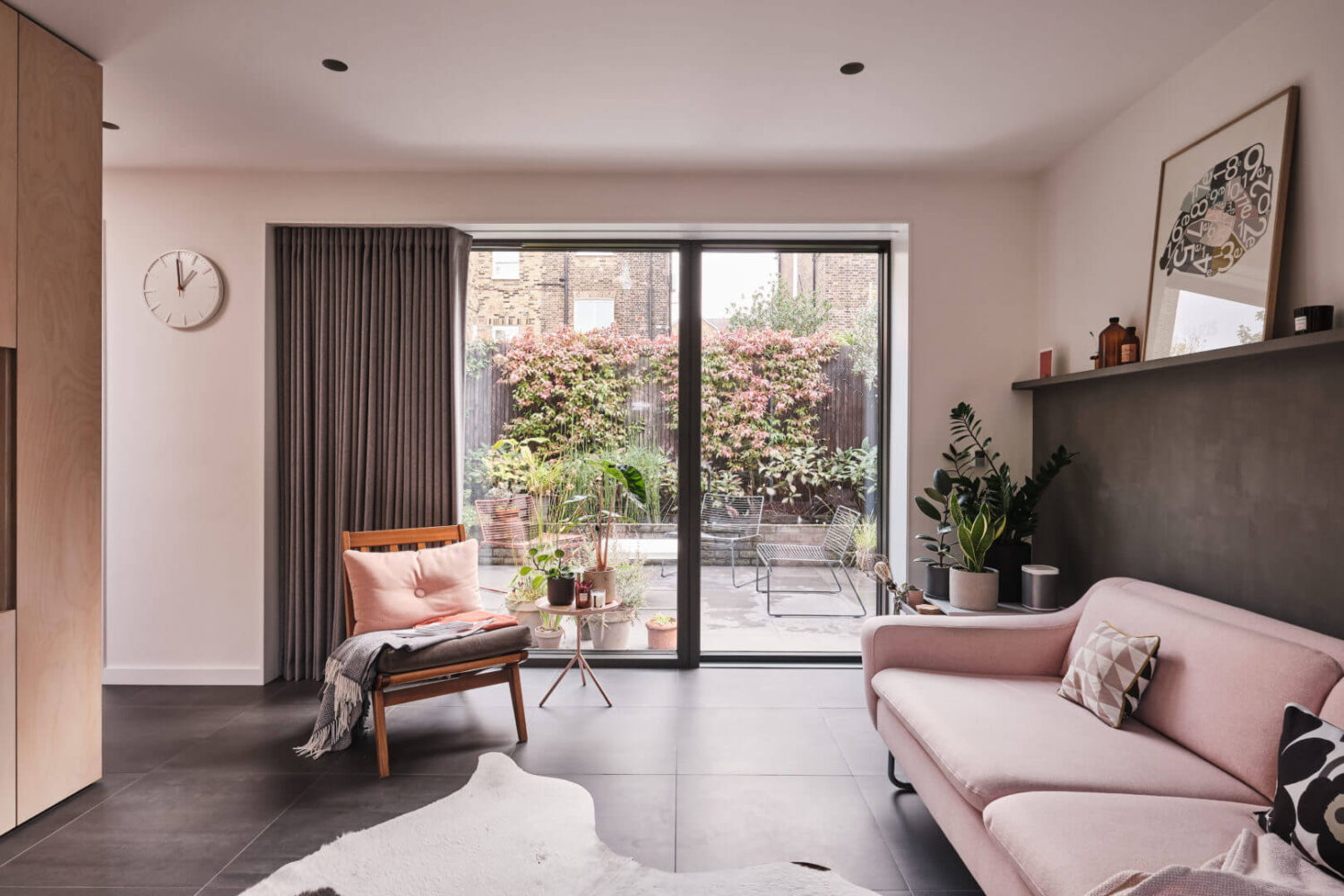 A Modern Award Winning House in London 7 modern-living-room-accent-wall-ledge-pink-couch-nordroom