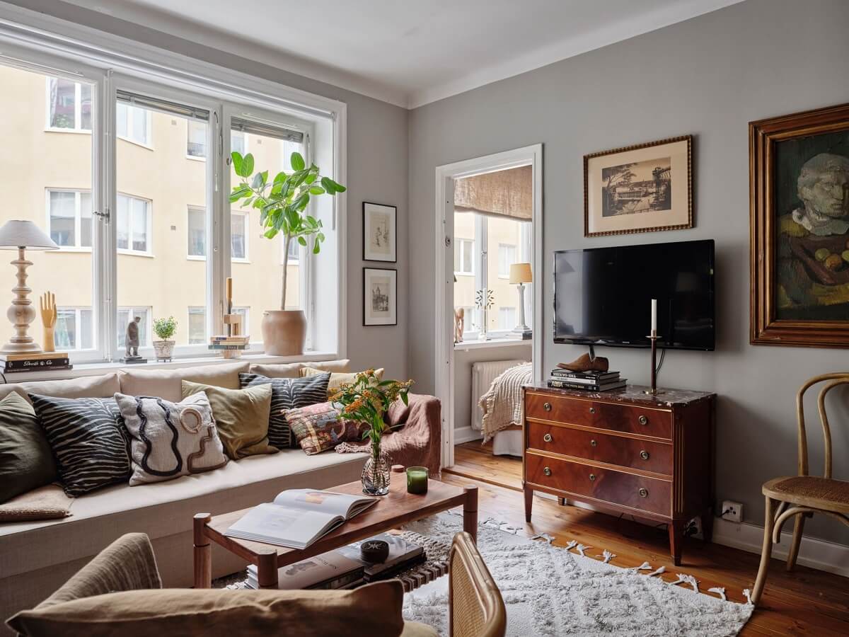 A Small Nordic Home with Dark Blue Accent Walls 6 nordic-home-light-gray-walls-antique-dresser-large-rug-nordroom