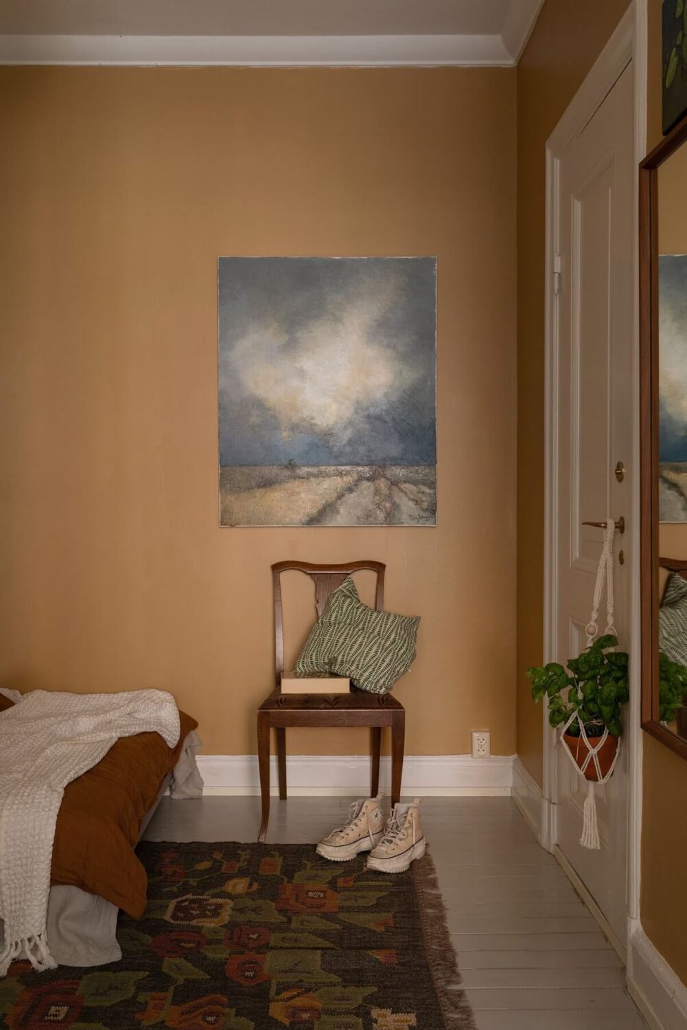 A Cozy Apartment Painted in Warm Natural Colors 13 small-bedroom-earhty-walls-large-rug-wooden-floor-nordroom