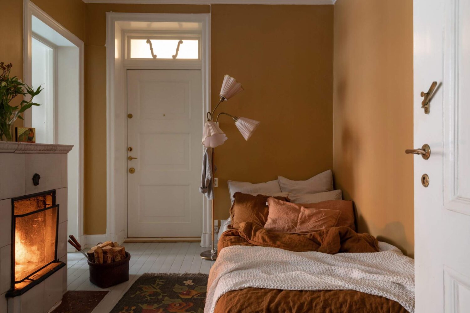 A Cozy Apartment Painted in Warm Natural Colors 14 small-bedroom-earhty-walls-large-rug-wooden-floor-nordroom