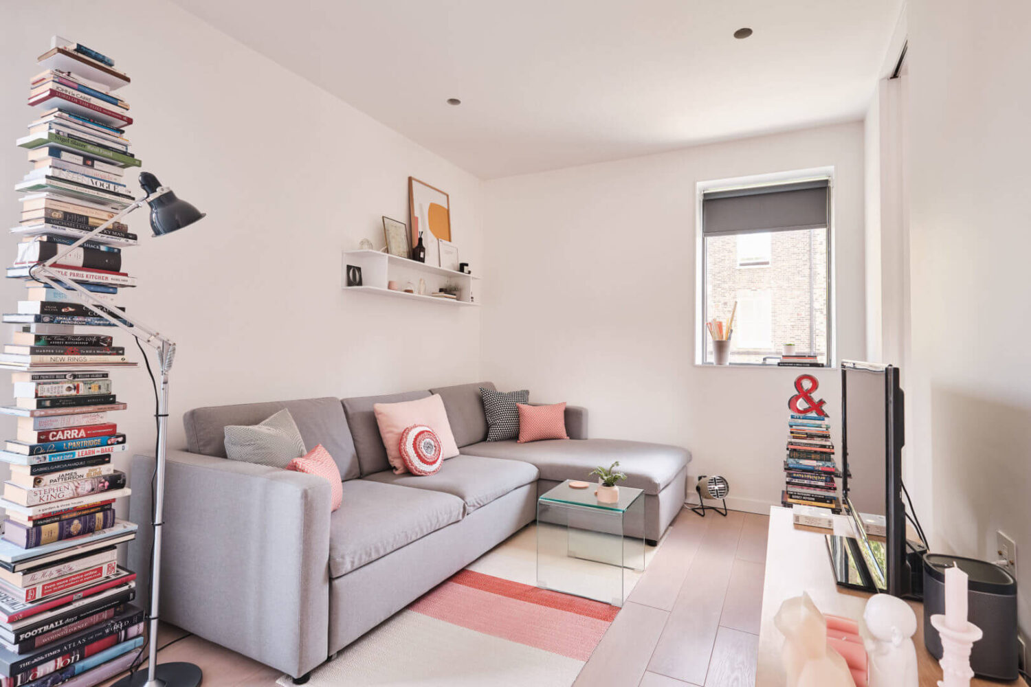 A Modern Award Winning House in London 17 snug-tv-room-modern-home-london-nordroom