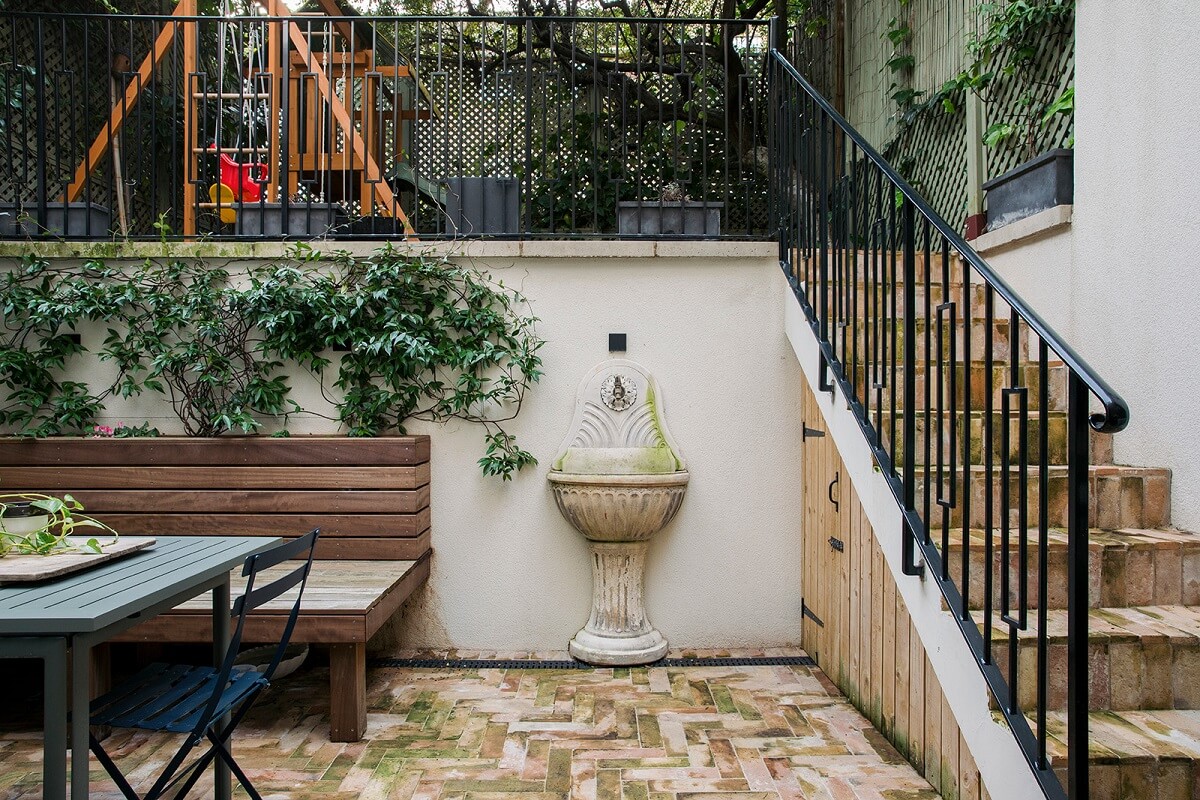A Unique Colorful Family Home in London 18 split-level-garden-dining-area-play-area-nordroom