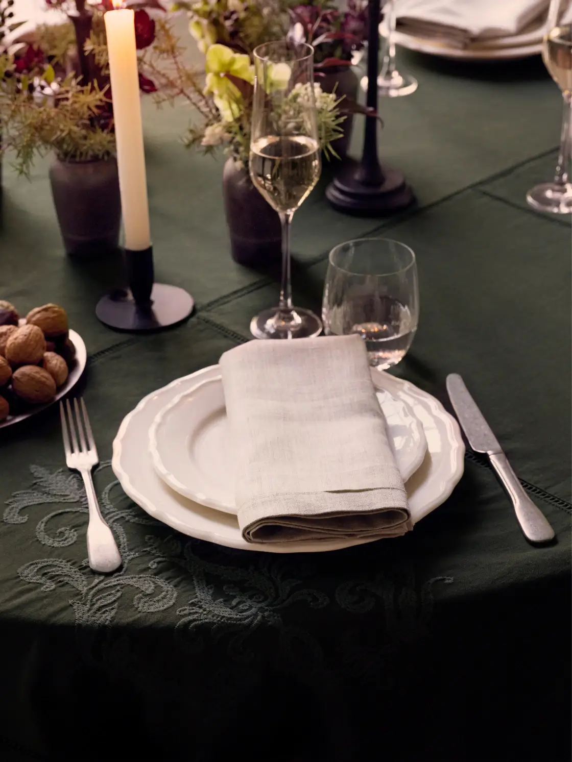 Zara Home Christmas 2022: An Elegant Holiday Season 5 table-setting-christmas-zara-home-nordroom