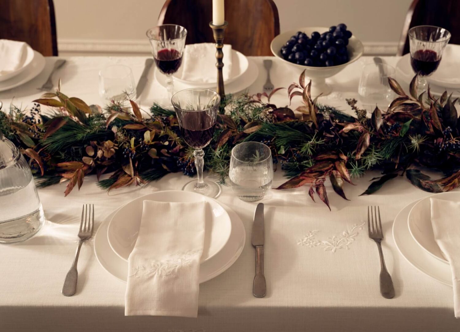 Zara Home Christmas 2022: An Elegant Holiday Season 13 table-setting-white-table-cloth-zara-home-nordroom