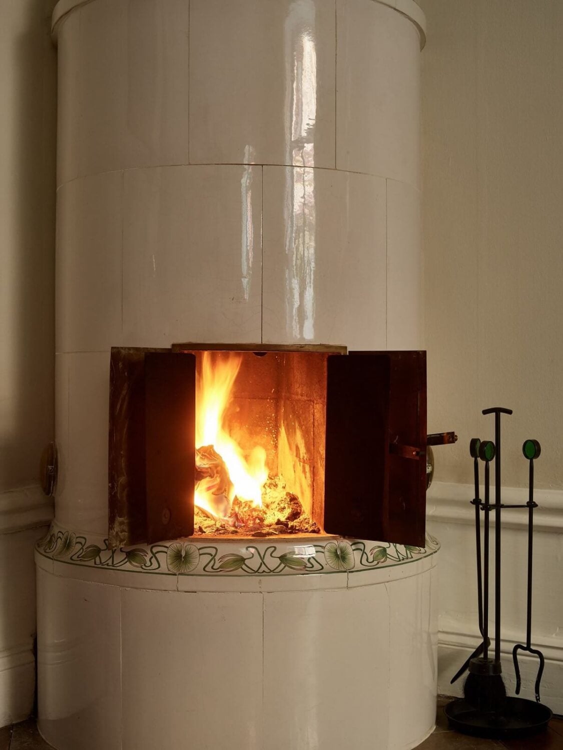 A Charming Vintage Apartment in Stockholm 7 tiled-swedish-fireplace-kakelugn-nordroom