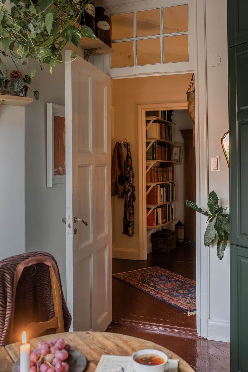 A Colored Sixth Wall May Be The Biggest Paint Trend in 2026 4 vintage-apartment-hallway-kitchen-nordroom
