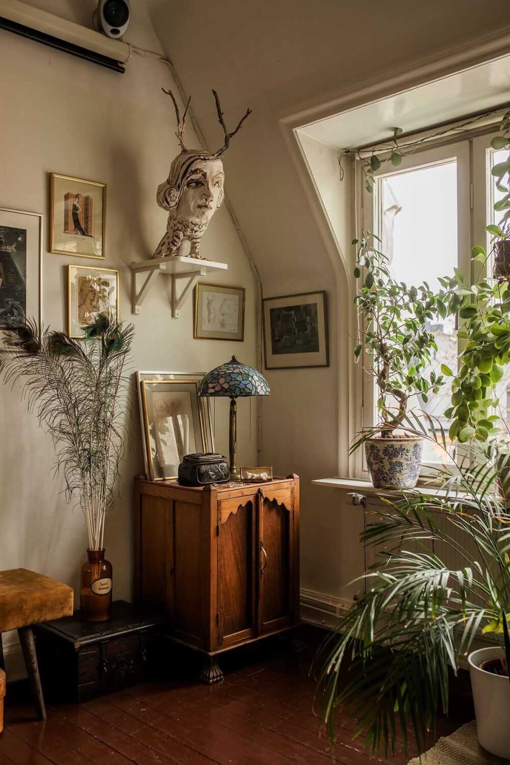 A Cozy Green Kitchen in a Vintage Attic Apartment 13 vintage-living-room-brown-floor-slanted-wall-nordroom