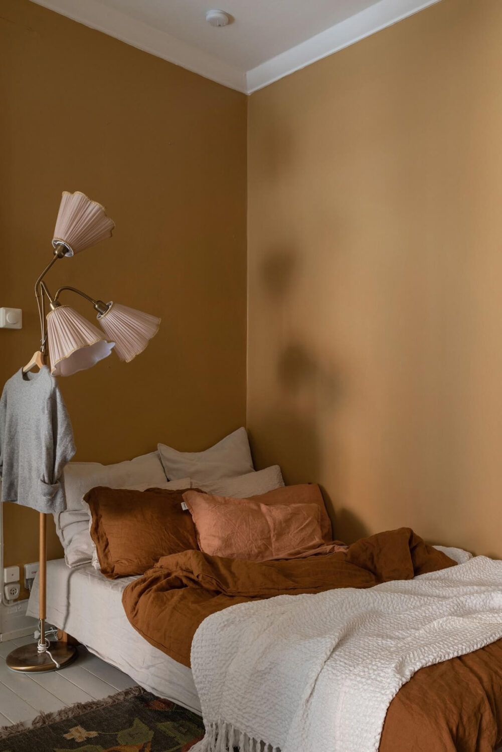 A Cozy Apartment Painted in Warm Natural Colors 9 warm-bedroom-earthy-colors-vintage-lamp-nordroom
