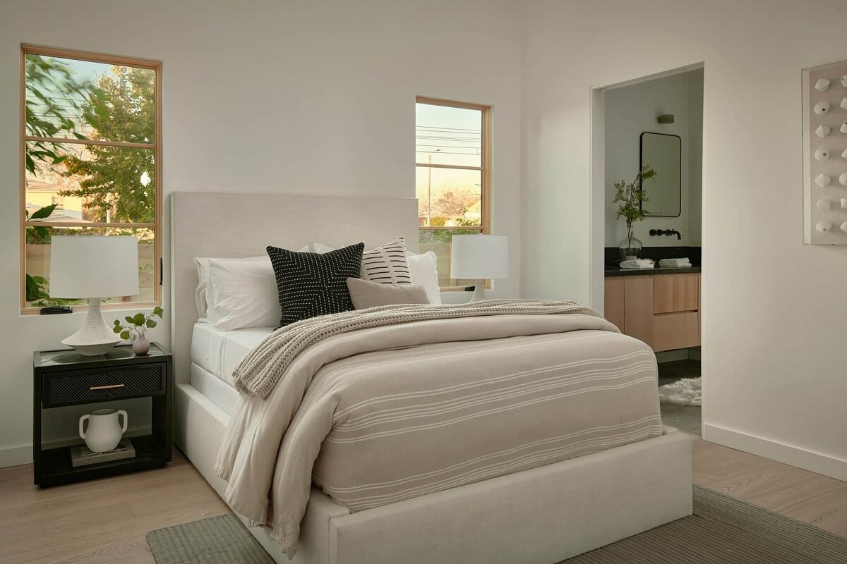 A Stylish Los Angeles Bungalow Renovated by a Designer 17 white-bedroom-en-suite-bathroom-nordroom