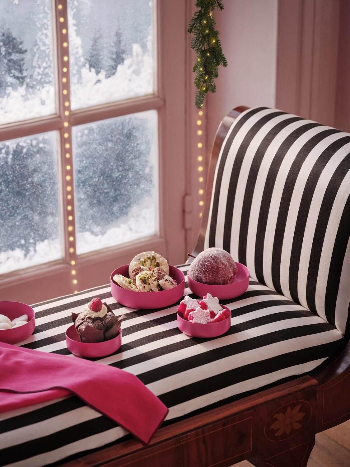 H&M Home Christmas 2022: Let's Play Magic 6 window-seat-hm-home-christmas-collection-2022-nordroom
