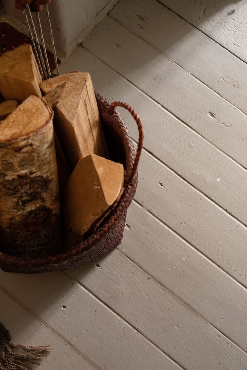 A Cozy Apartment Painted in Warm Natural Colors 11 wooden-floorboards-small-cozy-apartment-nordroom