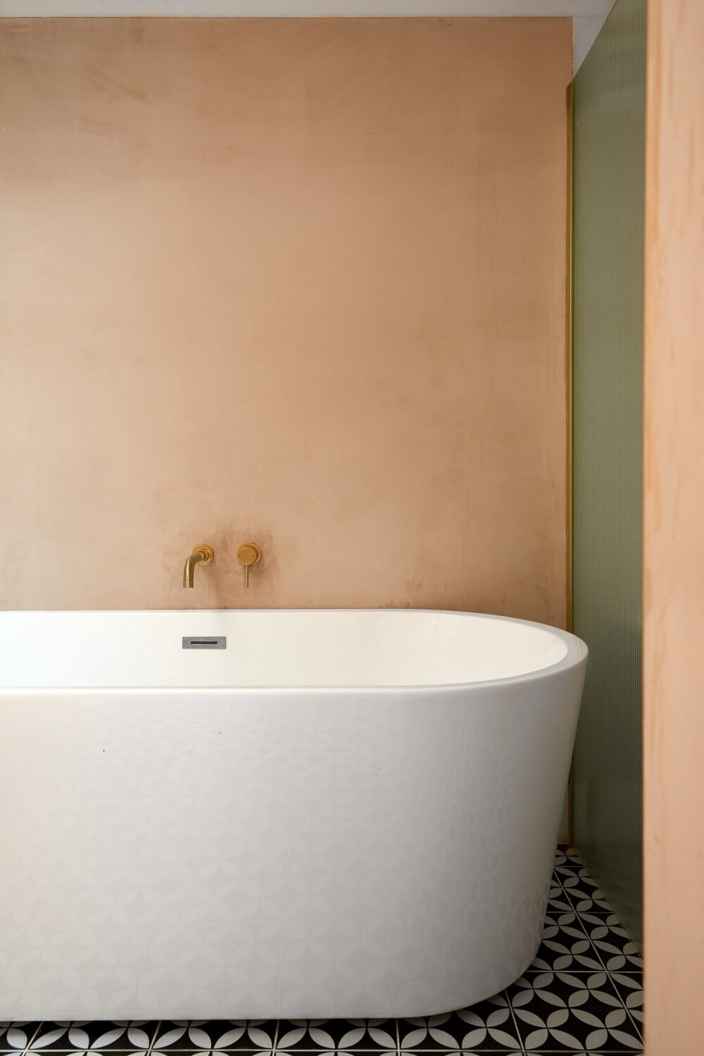 A London Home with Plaster Pink Walls and Brick Chimneys 17 bathroom-freestanding-bath-plaster-pink-walls-nordroom