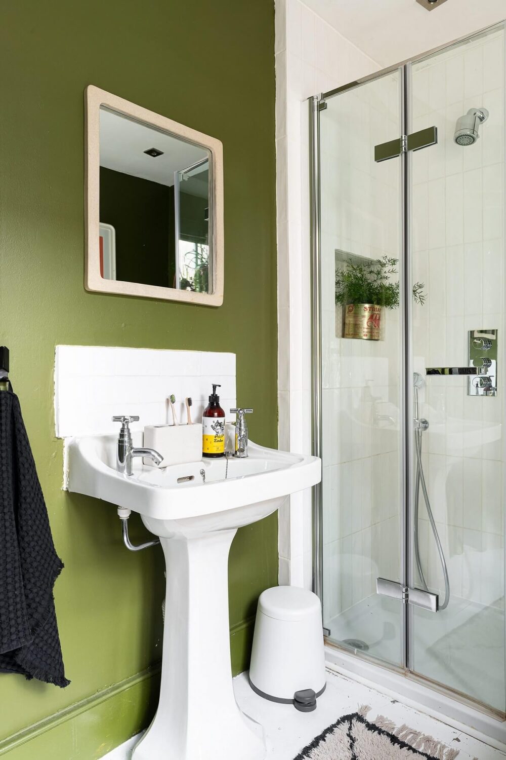 Color Blocked Walls in a Unique Victorian House 22 bathroom-green-walls-colorful-home-nordroom