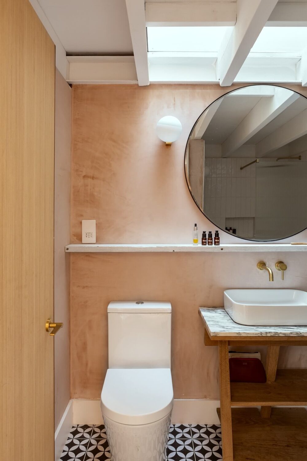 A London Home with Plaster Pink Walls and Brick Chimneys 15 bathroom-plaster-pink-walls-large-round-mirror-floor-tiles-nordroom