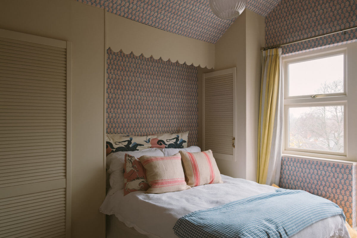 A Colorful Vintage Eclectic Home in England 28 cozy-bedroom-wallpaper-vintage-eclectic-decor-nordroom