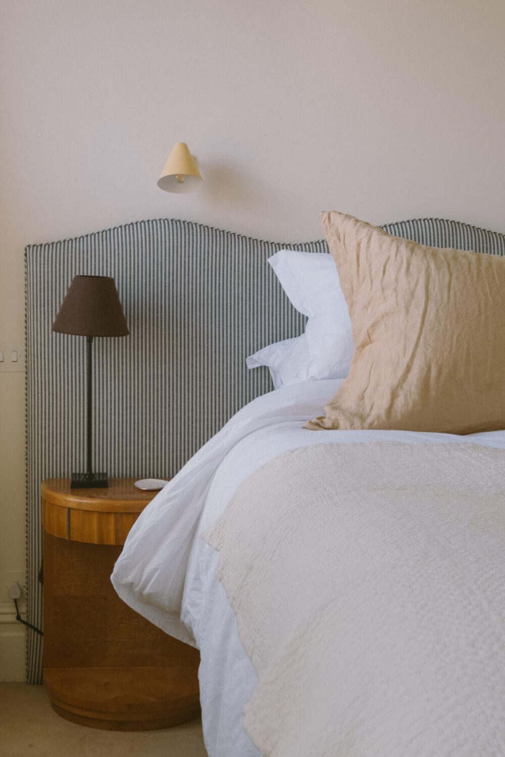 A Victorian House in London with a Blue Sitting Room 24 curved-blue-headboard-victorian-house-london-nordroom