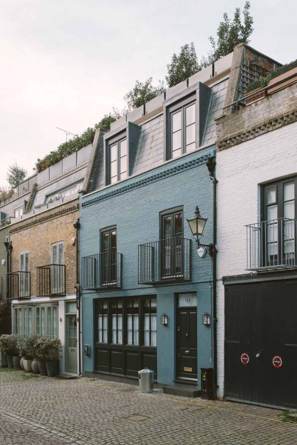 A London Mews House Made Famous in Love Actually 28 exterior-blue-mews-house-notting-hill-london-keira-knightley-love-actually-nordroom