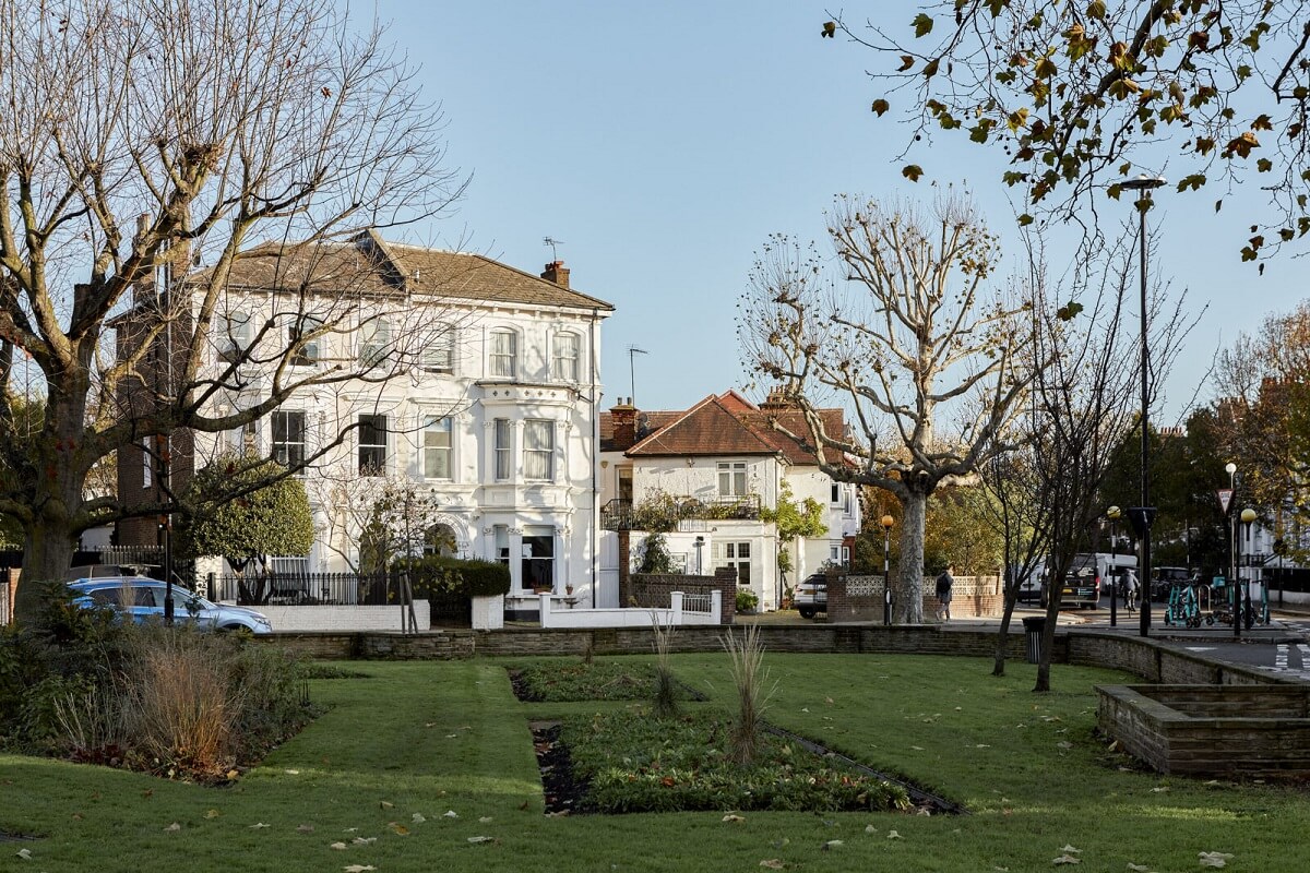 A London Home with Plaster Pink Walls and Brick Chimneys 19 exterior-edwardian-house-St-Quintin-Gardens-nordroom