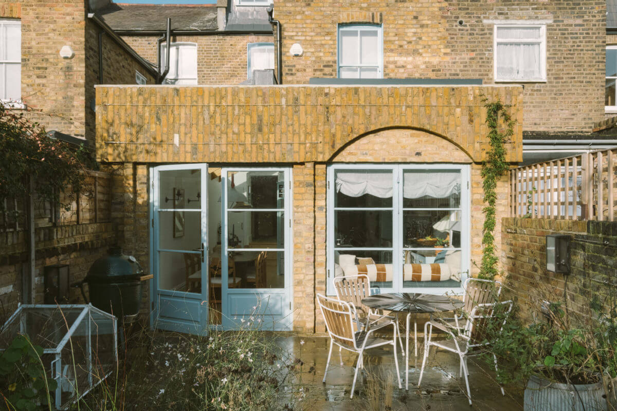 A Victorian House in London with a Blue Sitting Room 36 exterior-light-blue-windows-garden-london-victorian-house-nordroom