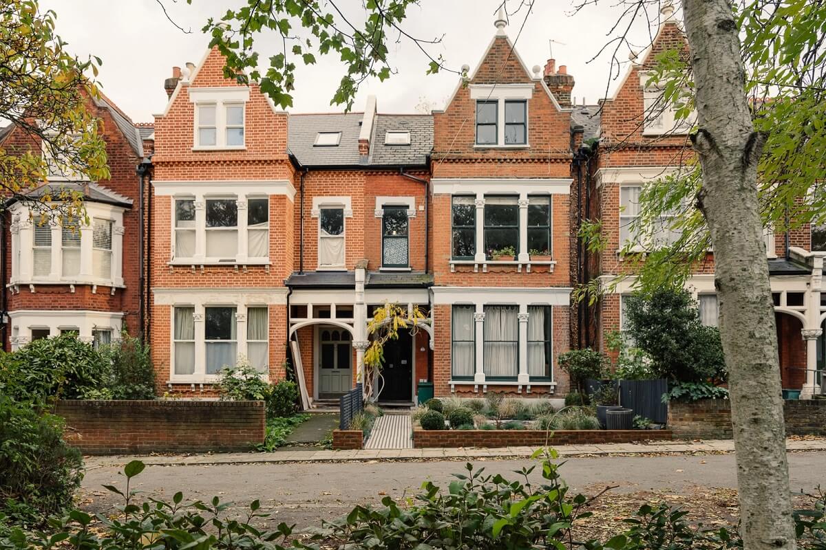 A Victorian House in London with Yellow Color Accents 26 exterior-victorian-townhouse-london-nordroom