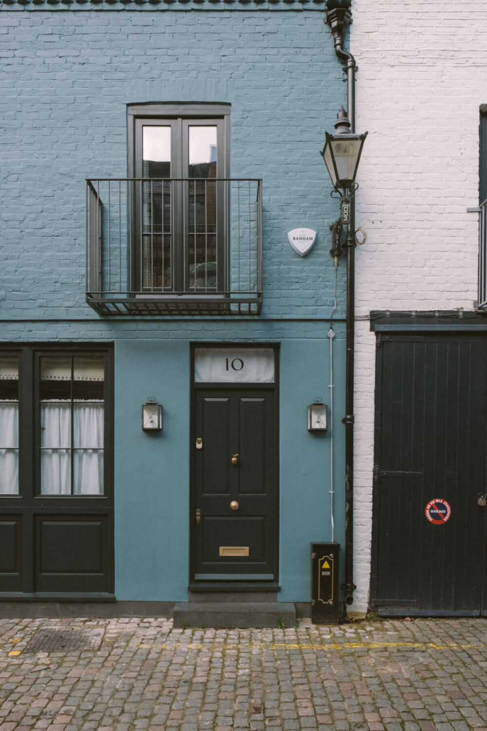 A London Mews House Made Famous in Love Actually 27 front-door-blue-mews-house-notting-hill-london-love-actually-keira-knightley-nordroom
