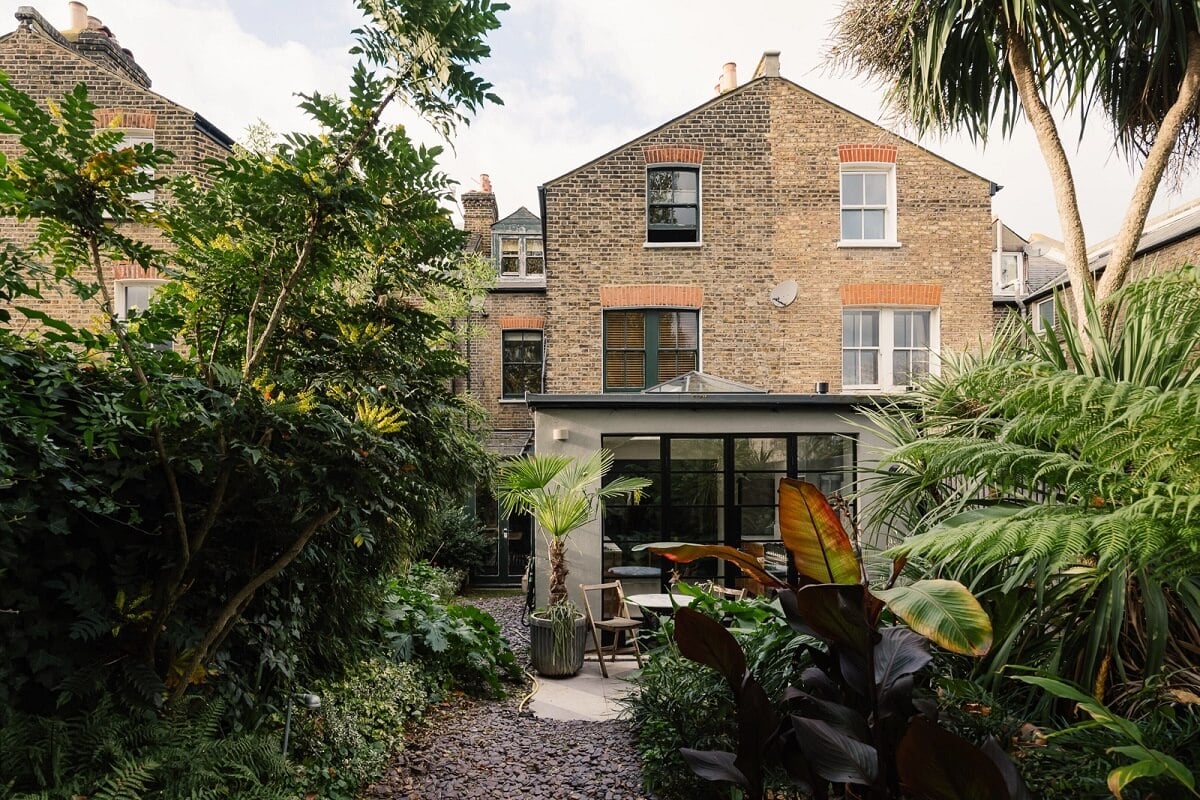 A Victorian House in London with Yellow Color Accents 24 garden-exterior-extension-victorian-house-london-nordroom