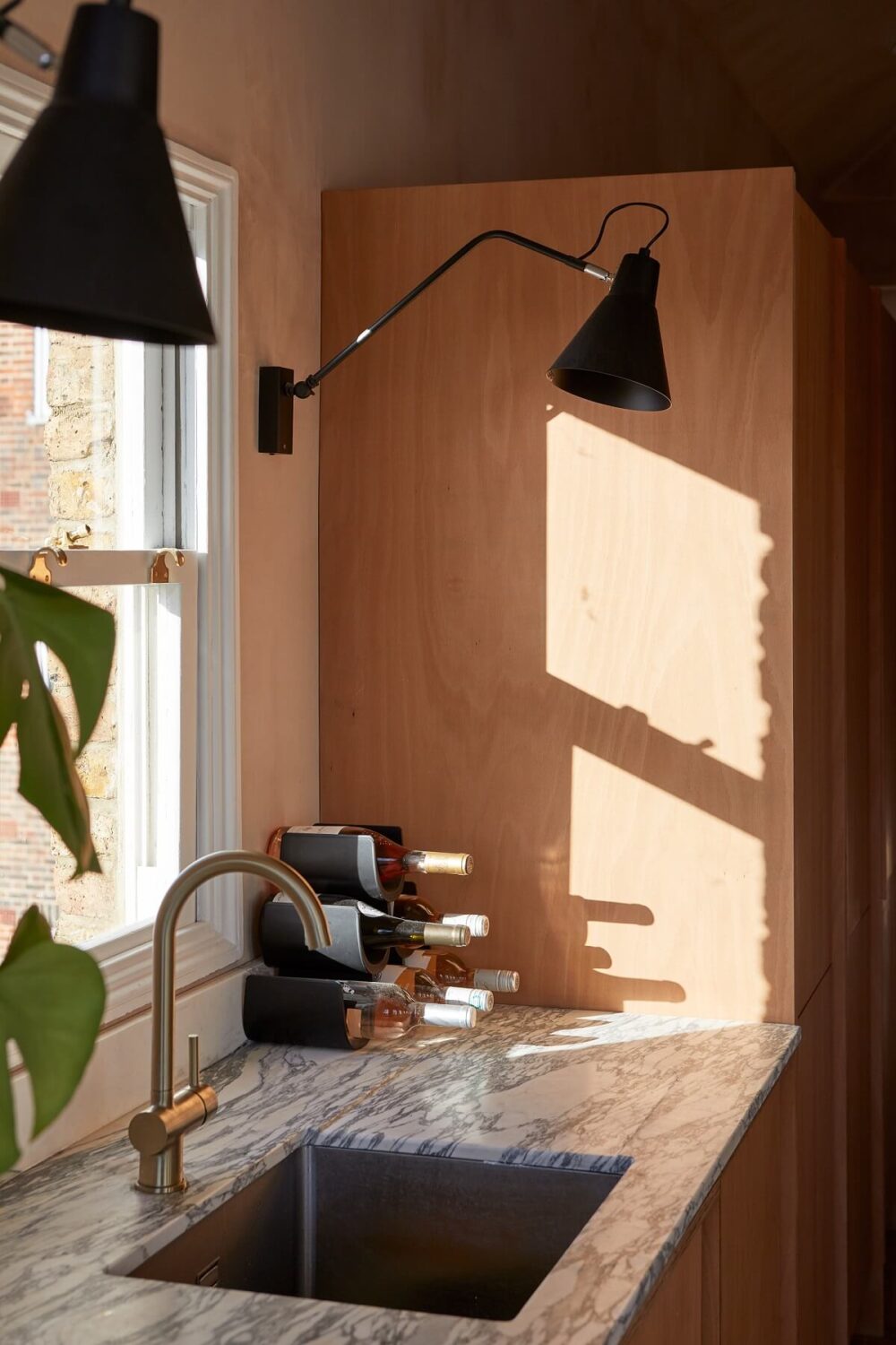 A London Home with Plaster Pink Walls and Brick Chimneys 4 kitchen-detail-marble-worktop-black-sconces-nordroom