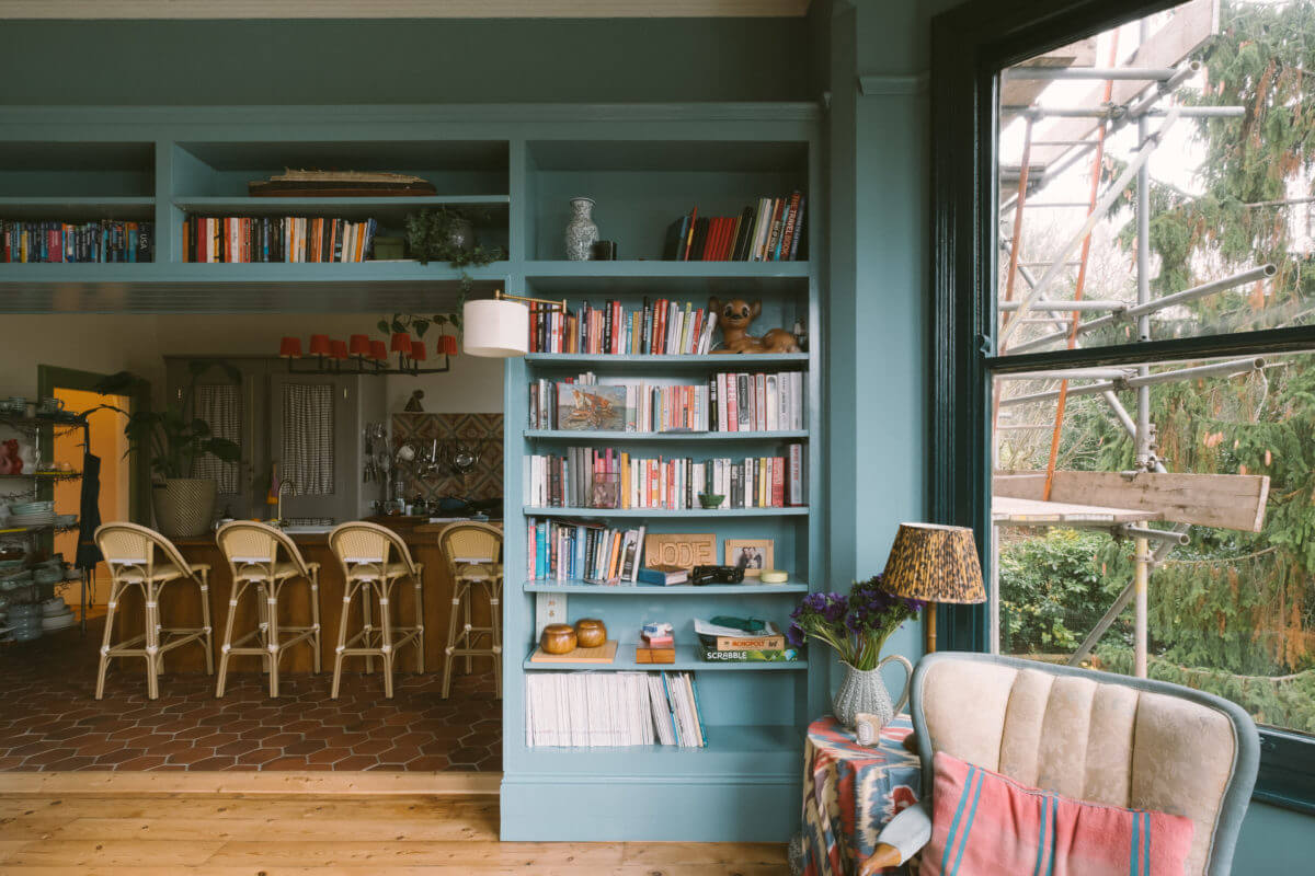 A Colorful Vintage Eclectic Home in England 8 living-room-blue-walls-built-in-bookshelves-nordroom