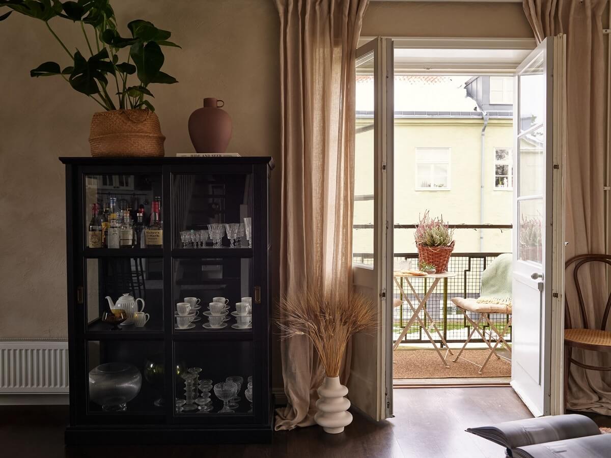 A Swedish Maisonette with a Charming Kitchen 10 living-room-chalk-paint-sand-jotun-balcony-nordroom