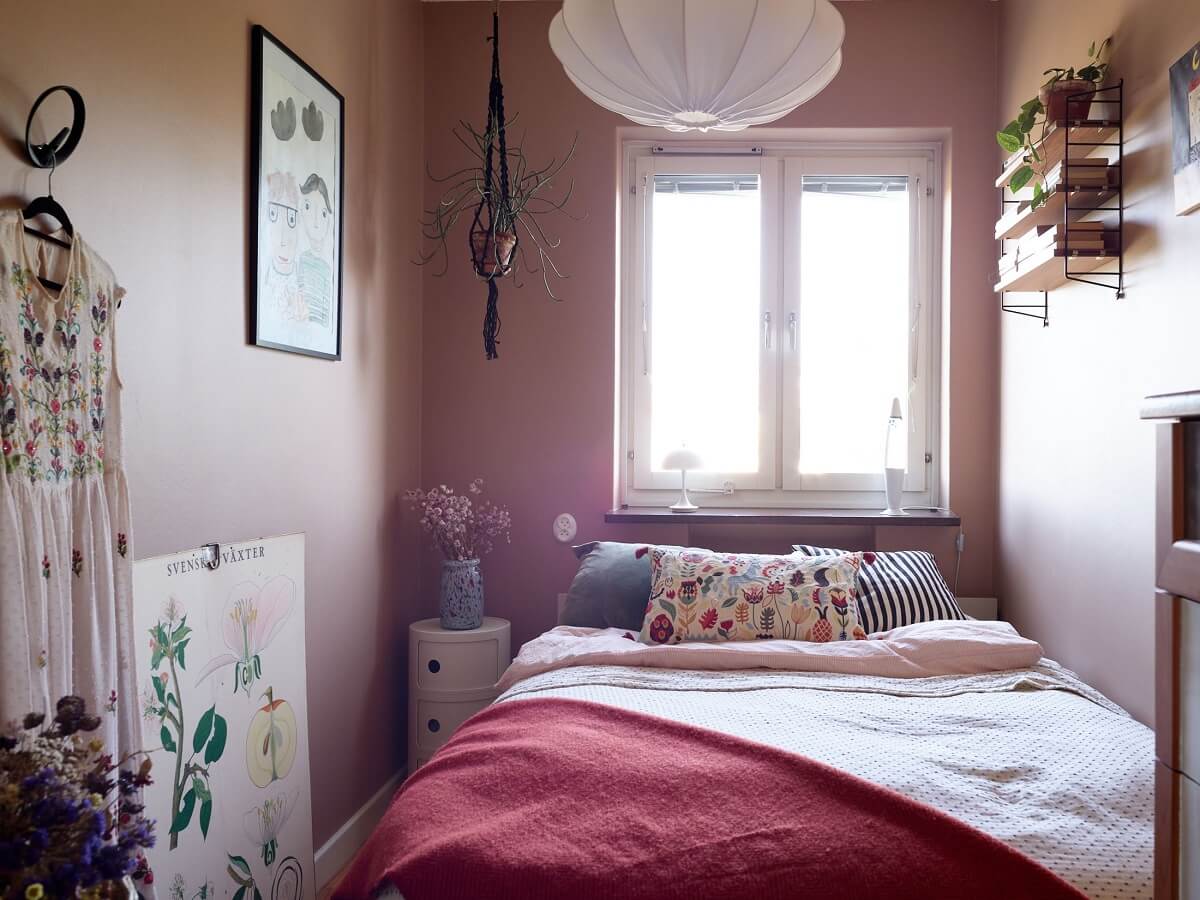 Pantone Color of the Year 2023: Interior Design Inspiration 2 magenta throw in small pink bedroom nordroom