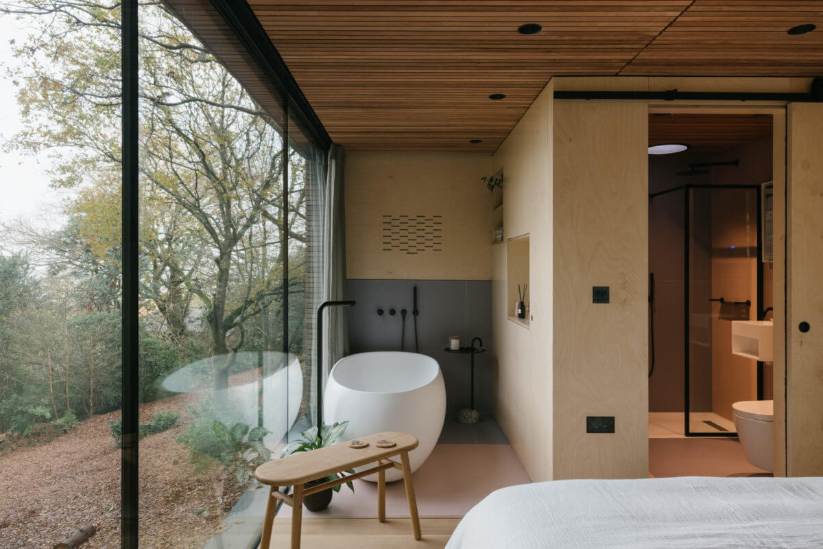 A Modern Woodland Lodge with A Scandi Interior 10 modern-bedroom-freestanding-bath-windows-modern-lodge-nordroom