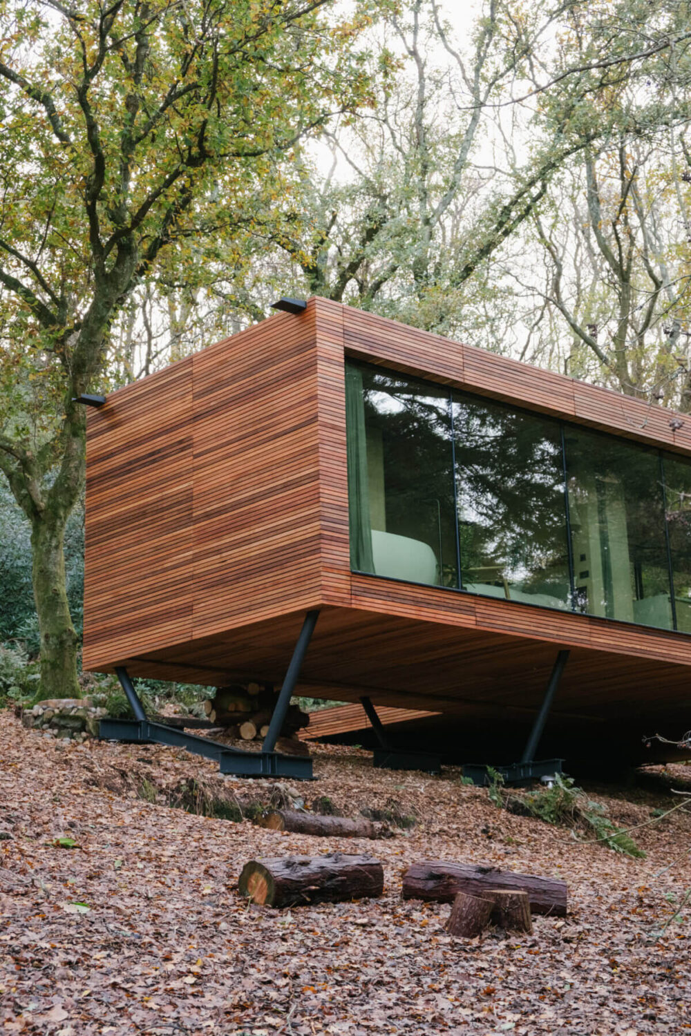 A Modern Woodland Lodge with A Scandi Interior 21 modern-wooden-lodge-glass-walls-scandi-design-nordroom