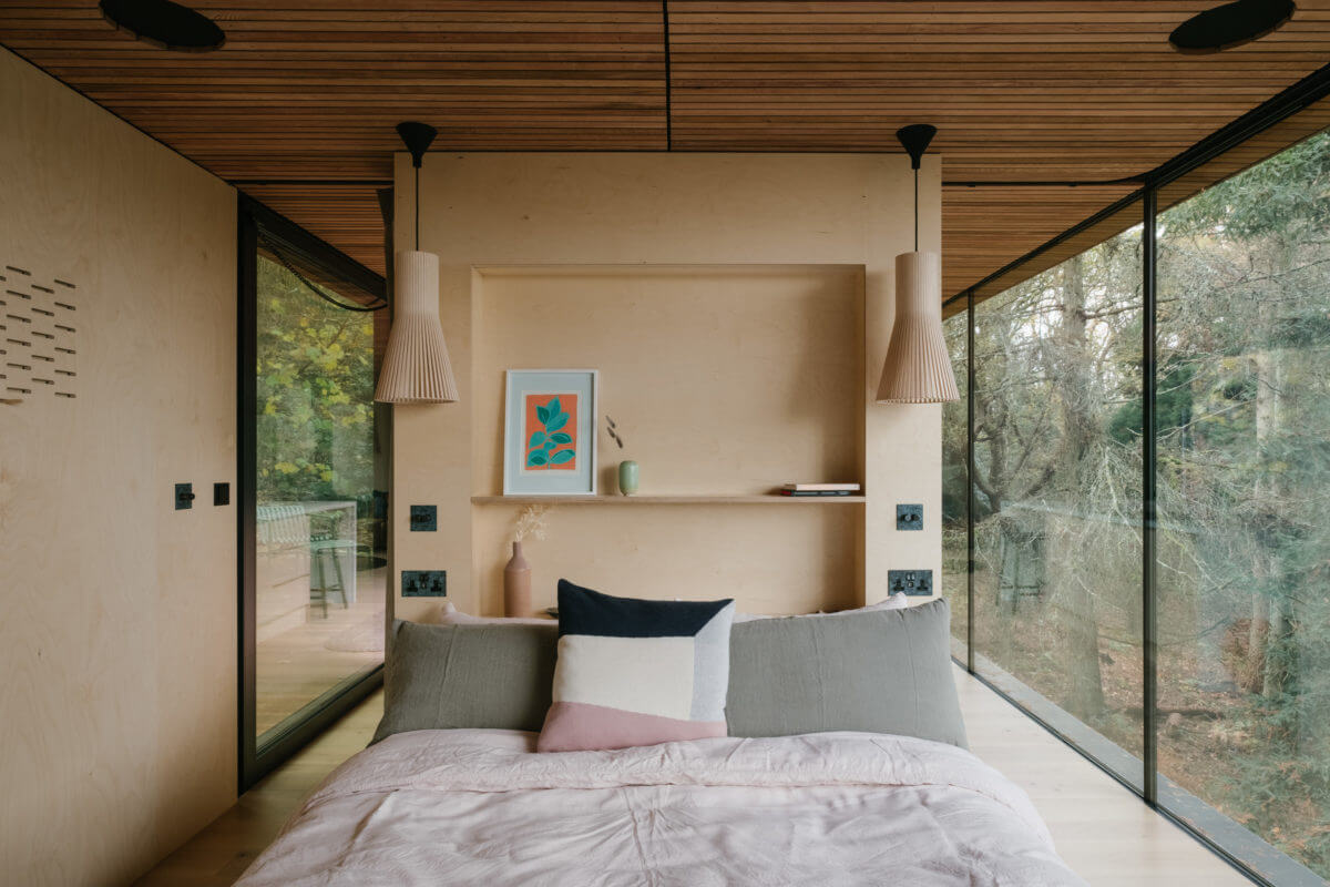 A Modern Woodland Lodge with A Scandi Interior 16 open-plan-lodge-house-bedroom-dividing-wall-nordroom