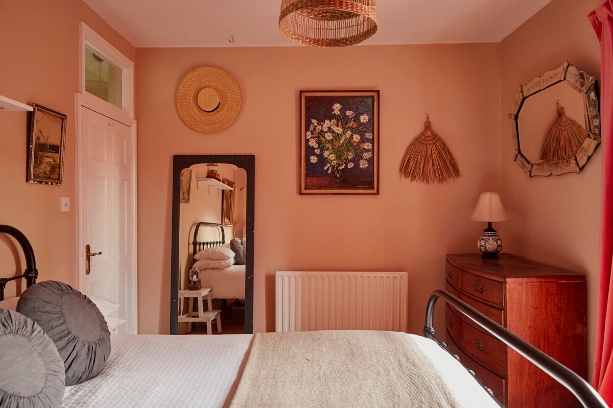 Pastel Colors in a Vintage London Home 7 pink-bedroom-vintage-furnishings-nordroom