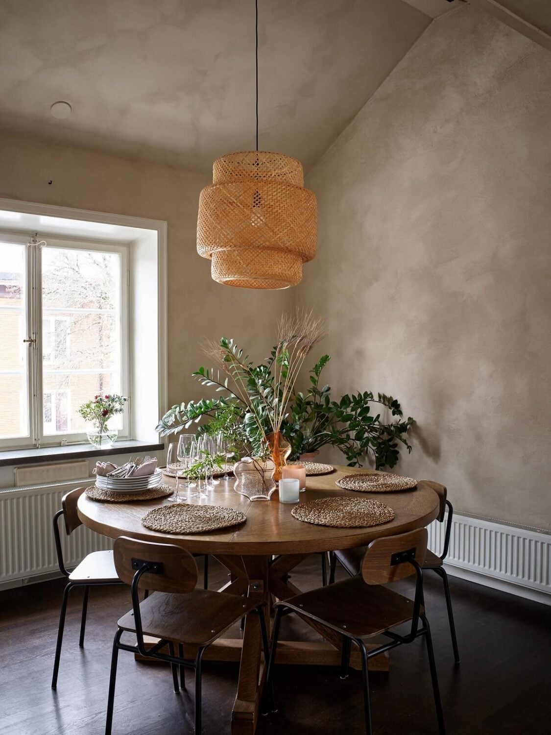 A Swedish Maisonette with a Charming Kitchen 8 round-dining-table-vintage-chairs-chalk-paint-walls-jotun-sand-nordroom