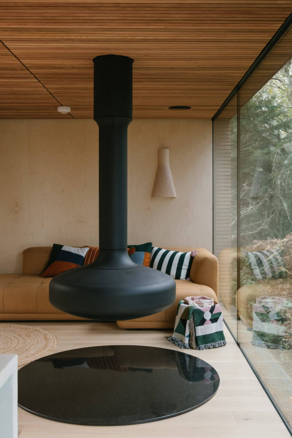 A Modern Woodland Lodge with A Scandi Interior 3 scandi-style-living-room-windows-nordroom