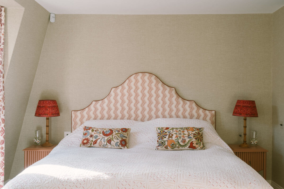 A London Mews House Made Famous in Love Actually 19 serene-bedroom-pink-color-accent-nordroom