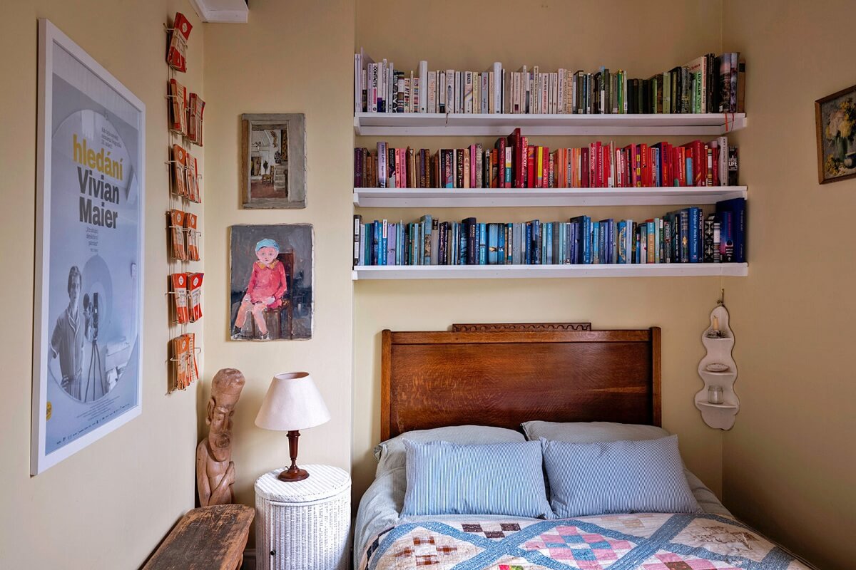 Pastel Colors in a Vintage London Home 12 small-bedroom-pink-walls-shelves-nordroom