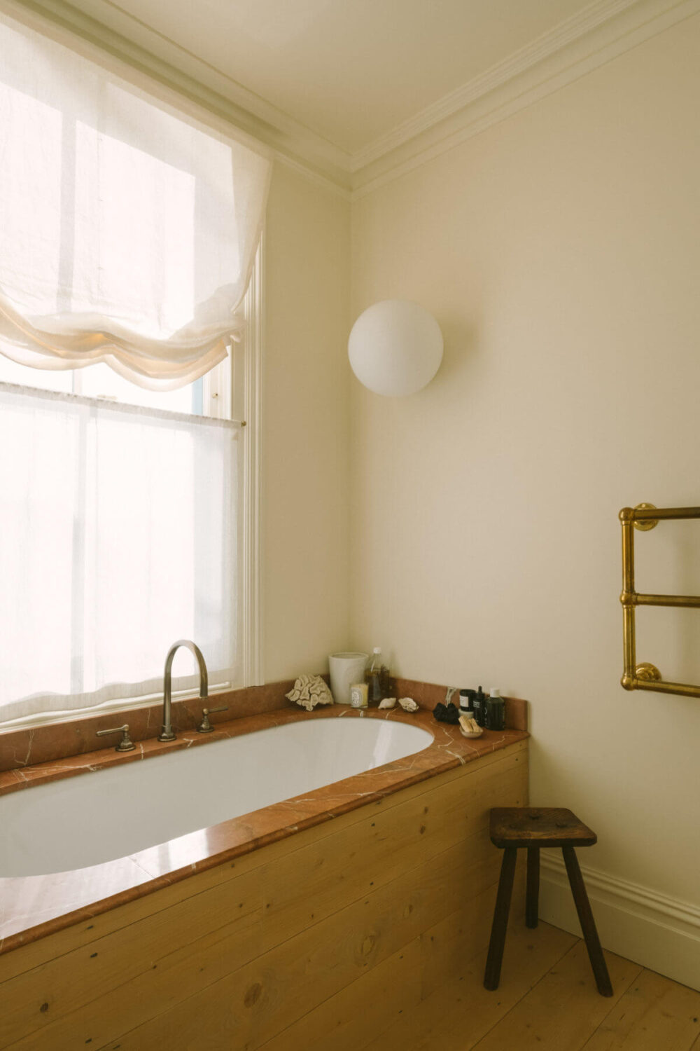 A Victorian House in London with a Blue Sitting Room 26 victorian-house-londn-bathroom-nordroom