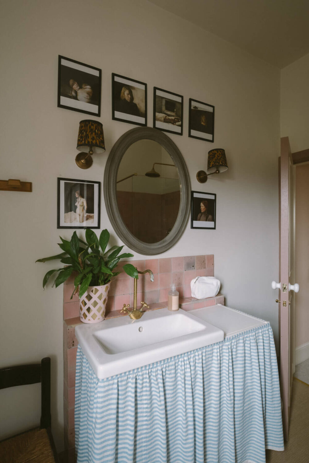 A Colorful Vintage Eclectic Home in England 31 vintage-bathroom-pink-tiles-nordroom