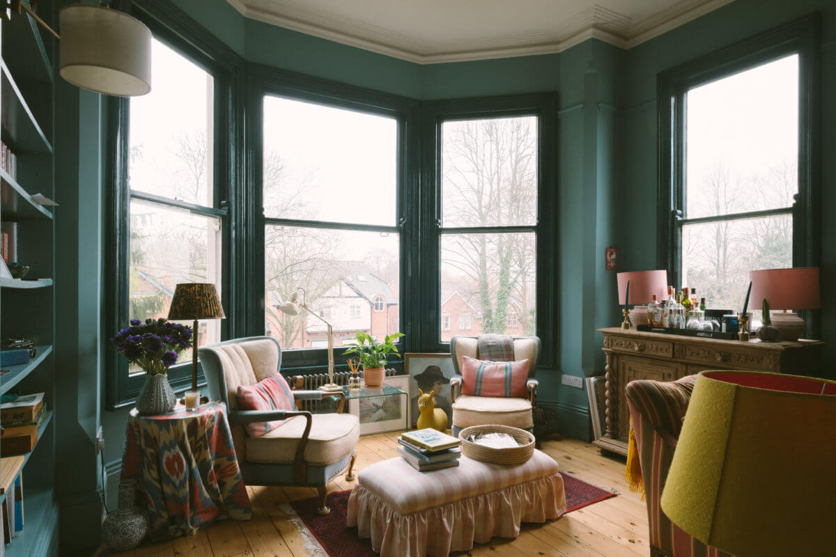 A Colorful Vintage Eclectic Home in England 4 vintage-eclectic-living-room-blue-walls-bay-window-nordroom