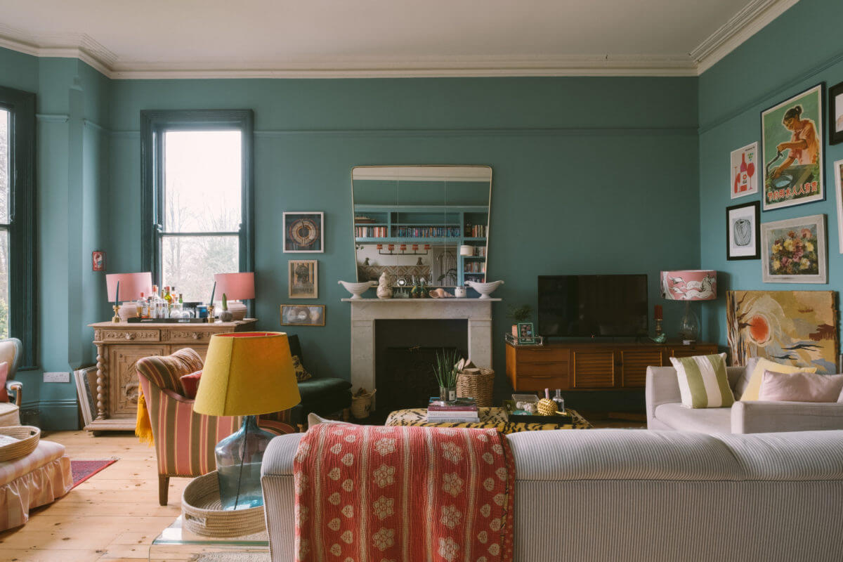 A Colorful Vintage Eclectic Home in England 3 vintage-eclectic-living-room-blue-walls-nordroom