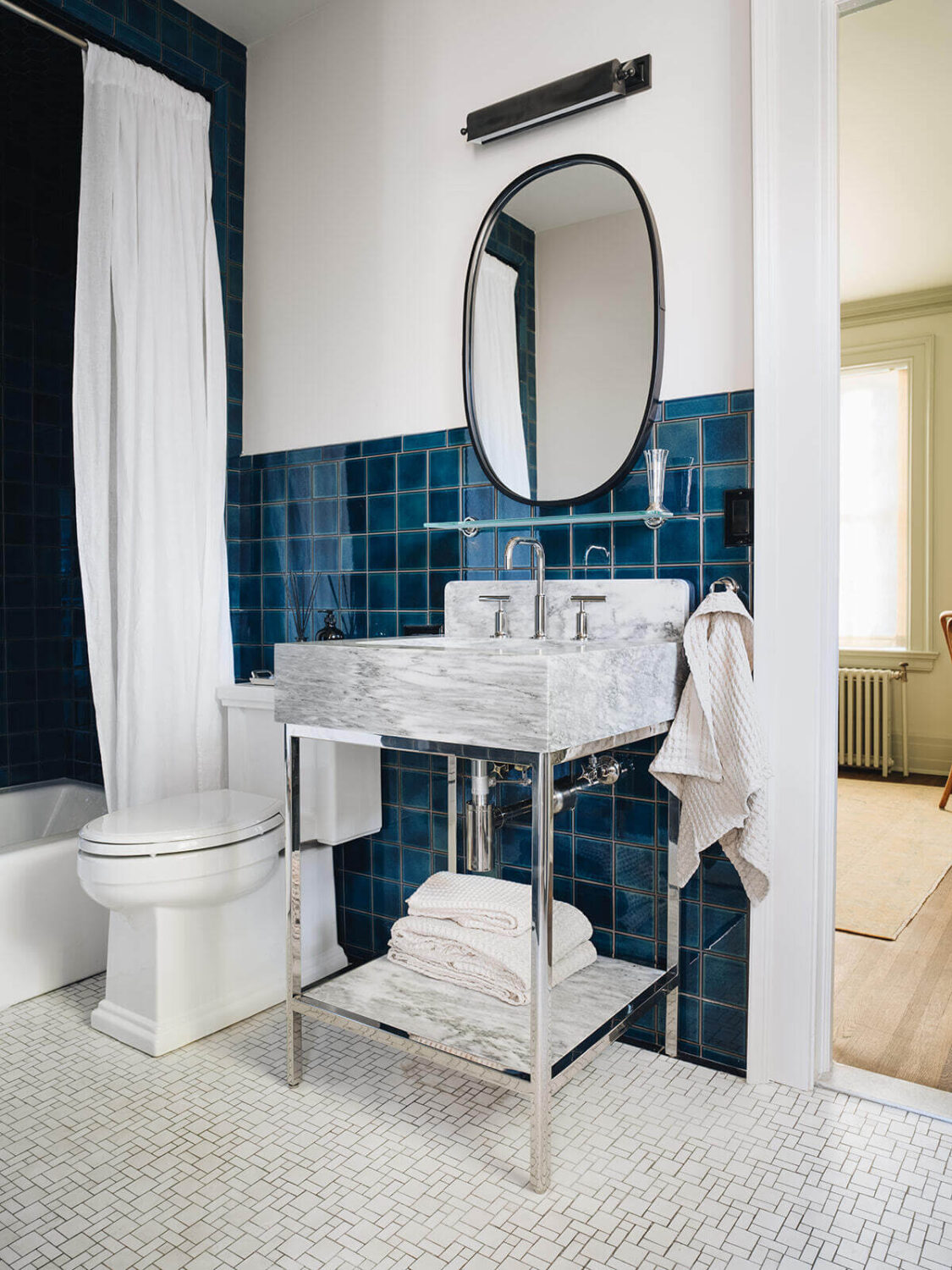 A Classic 1930s Home in Grand Rapids Designed by Jean Stoffer 38 bathroom-glossy-blue-tiles-white-walls-nordroo