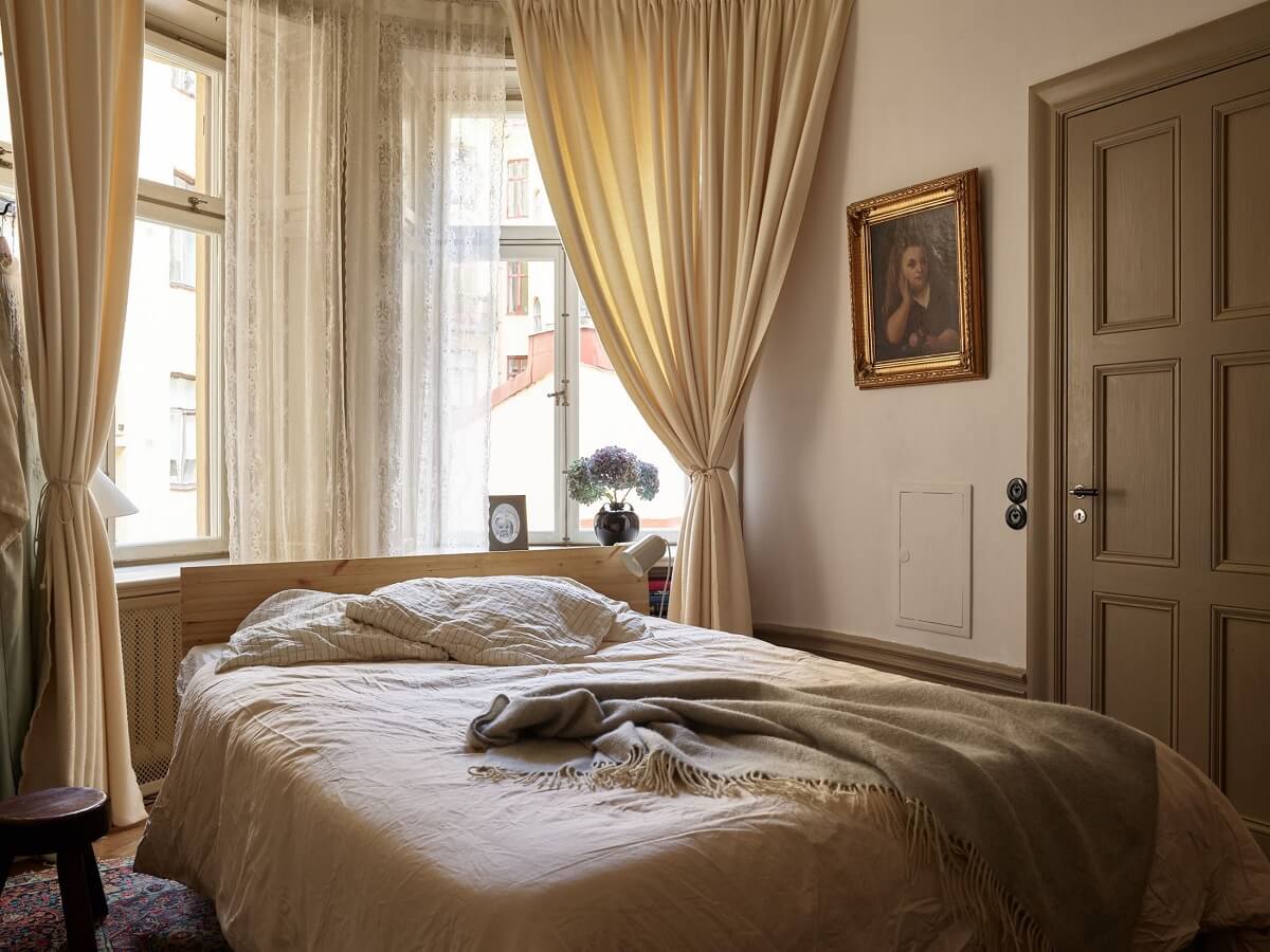 A Beige Vintage Apartment in Stockholm 19 beige-aesthetic-vintage-bedroom-nordroom